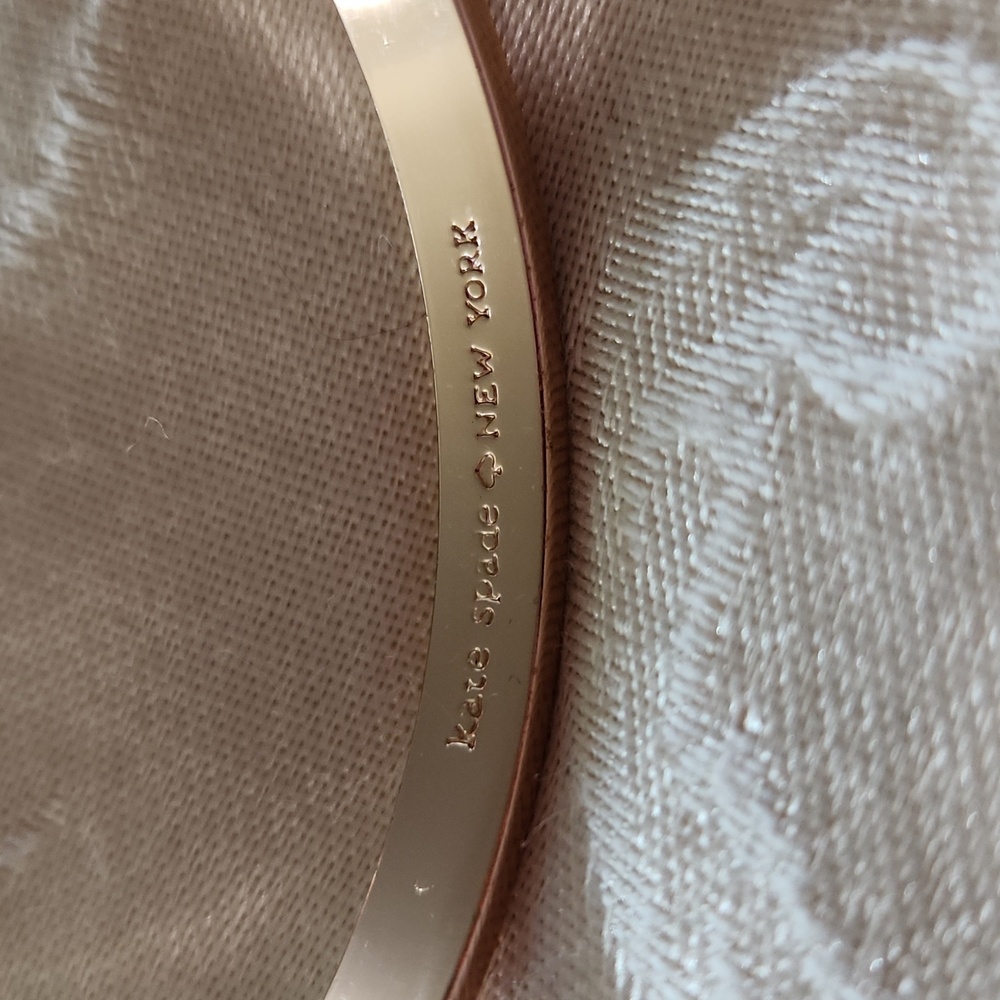 Kate Spade ♠️  gold bow bangle bracelet - Picture 3 of 6